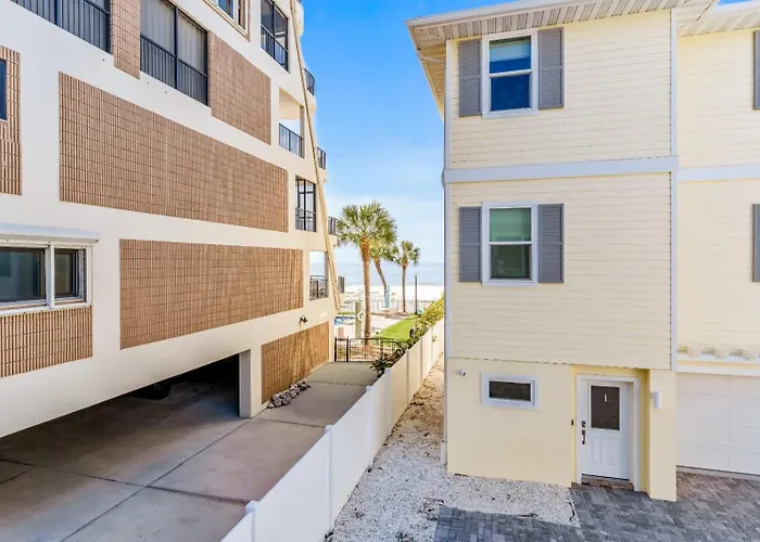 4b Balcony Beachfront Access To Indian Rocks